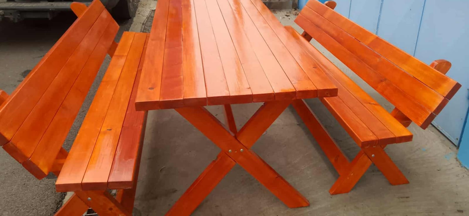 Set masă cu bănci din lemn masiv pentru terasă.