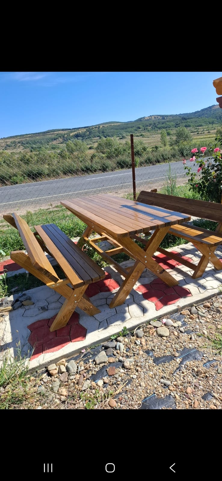 Set masă cu bănci din lemn masiv pentru terasă.