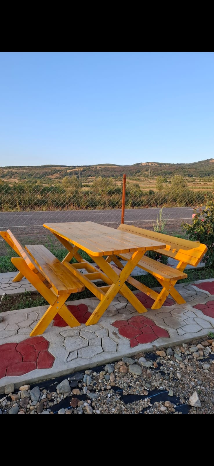 Set masă cu bănci din lemn masiv pentru terasă.